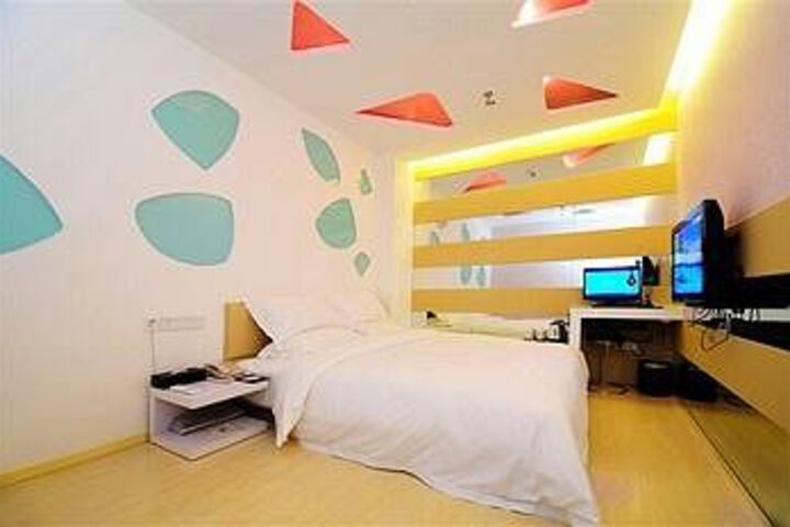 Room 14 of 16
