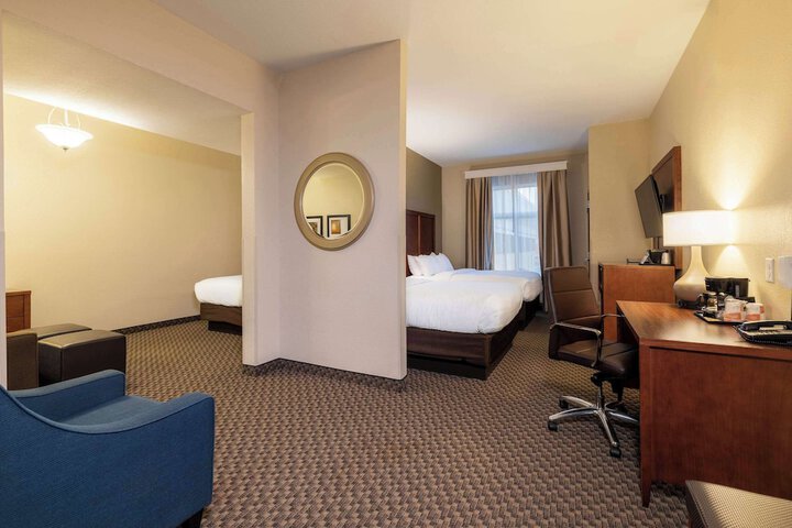 1 King Bed Suite (4 of 9)