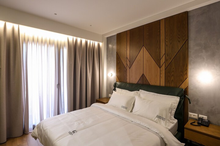 Room 6 of 112