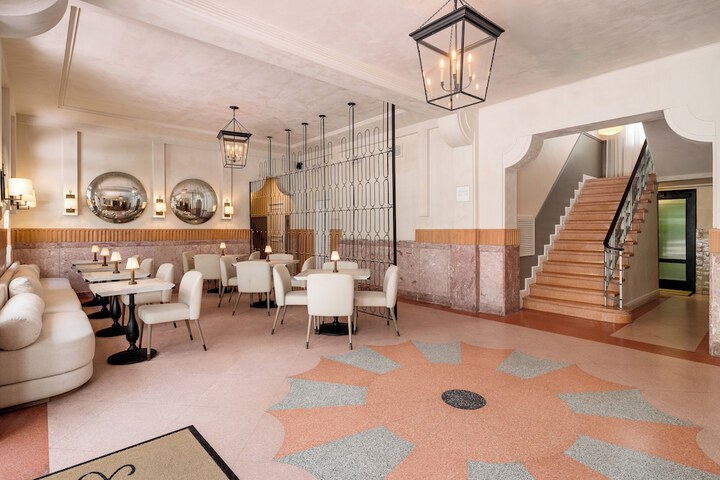 Lobby lounge
