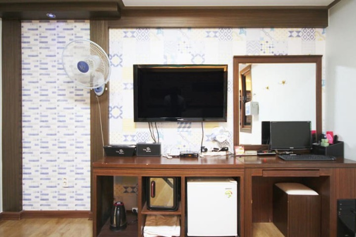 Room 13 of 18