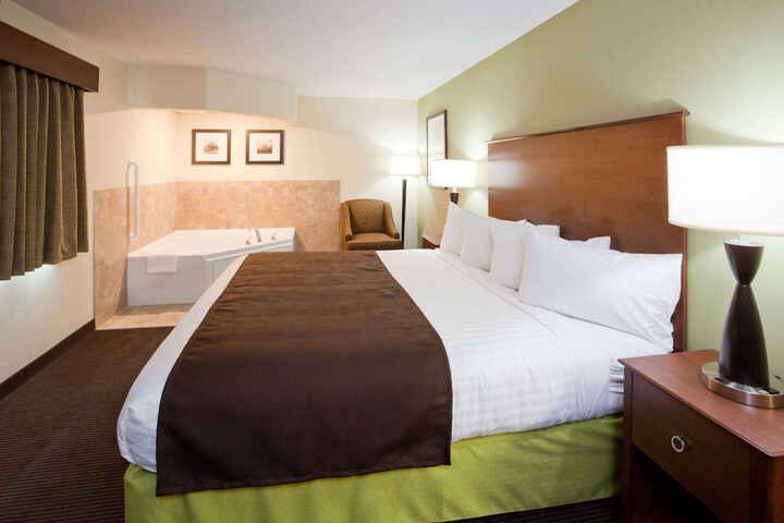 1 King Bed (6 of 7)