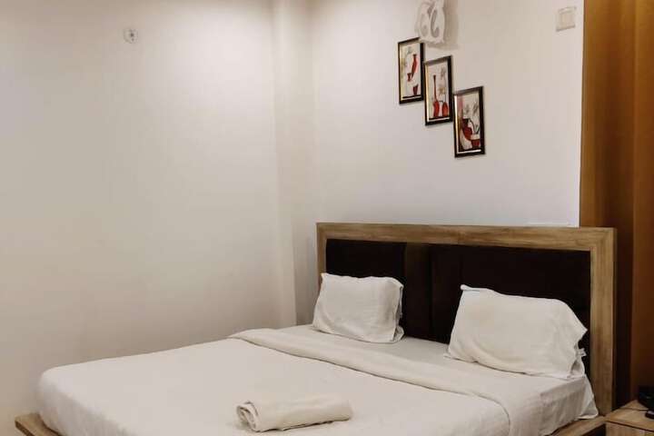 Room 6 of 16