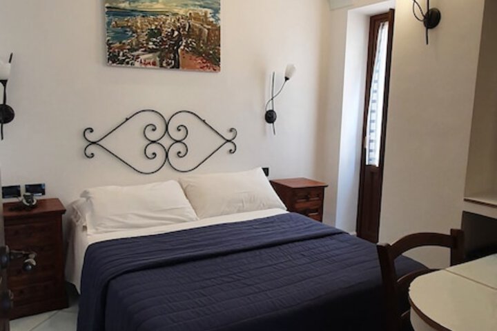 Room 13 of 38