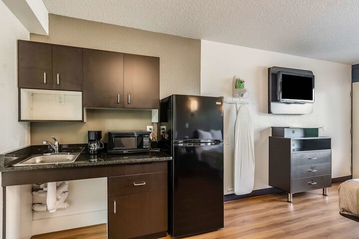 Deluxe Room 1 Queen Bed Kitchenette (22 of 24)