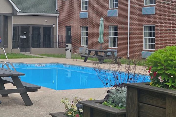 Indoor/outdoor pool