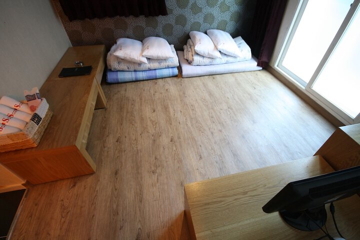 Room 4 of 82