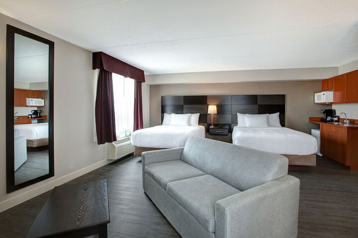 2 Queen Beds (12 of 17)