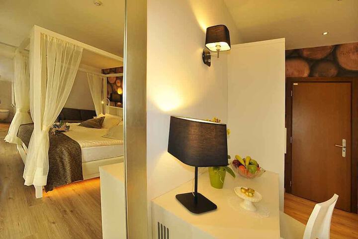 Room 3 of 65