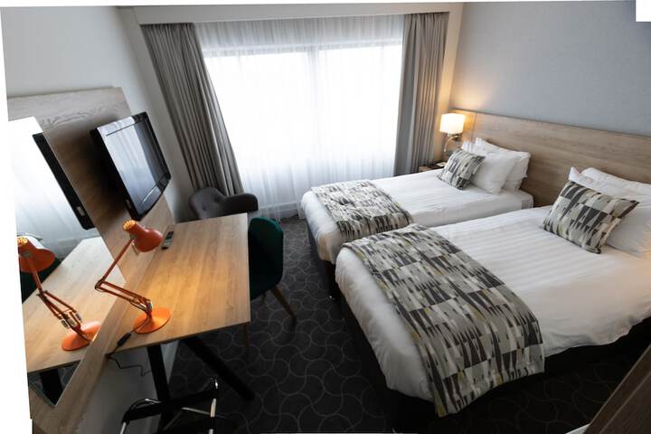 Room 8 of 210