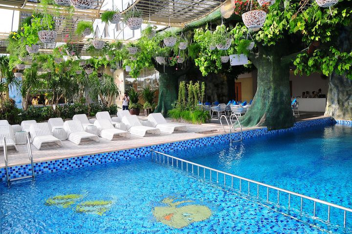 Hotel with Pool