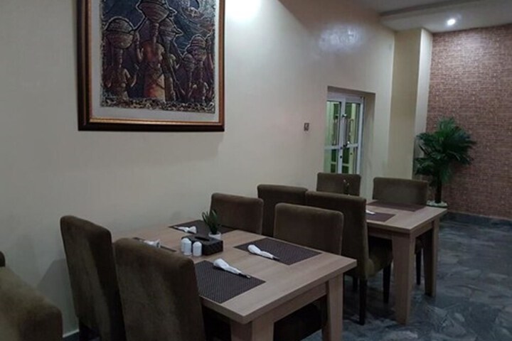 Lounge 17 of 19