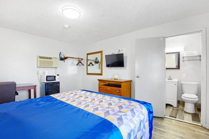 1 Queen Bed (6 of 11)