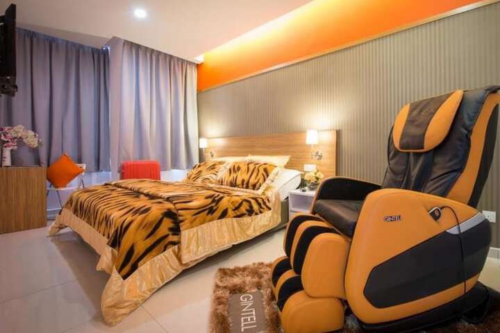 Room 6 of 12