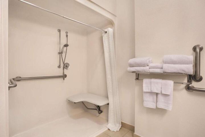 2 Queen Beds (10 of 10)