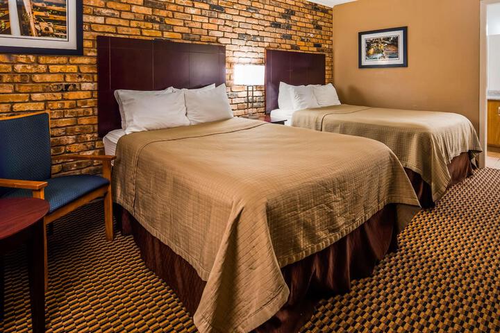 2 Double Beds High Speed Internet Accessible Microwave and Refrigerator Pet Friendly Room Full Breakfast (7 of 8)