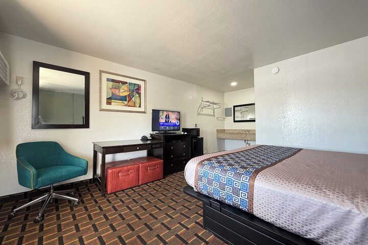 Room 9 of 18