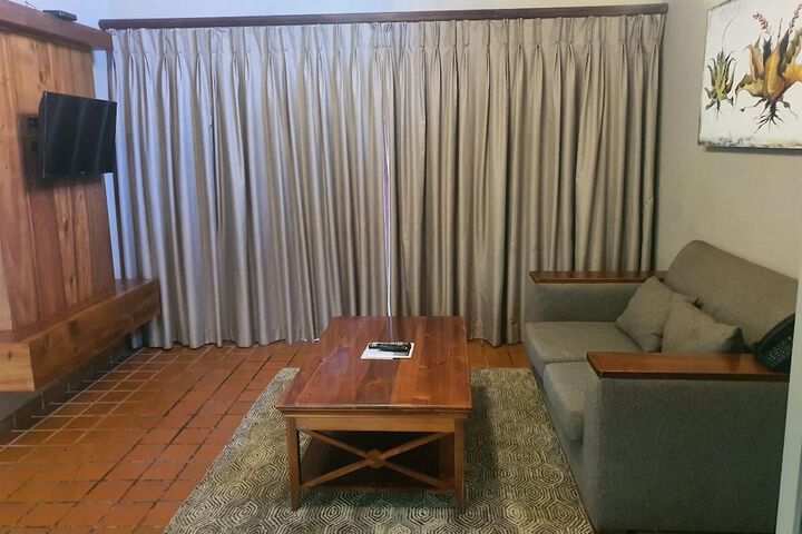 Lounge 44 of 76