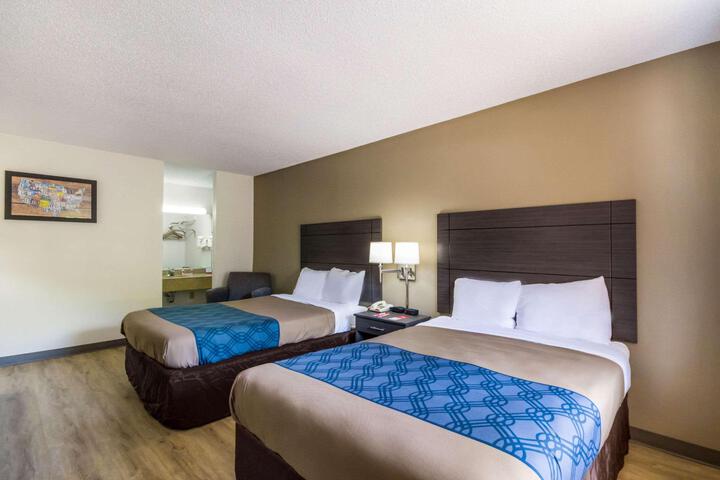 2 Double Beds (7 of 13)