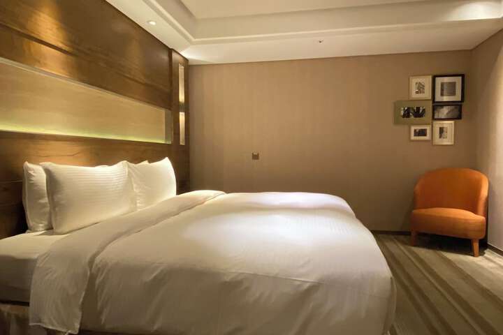 Room 33 of 99