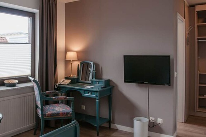 Room 28 of 49