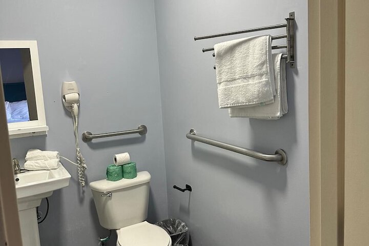 Standard Queen Room (5 of 9)