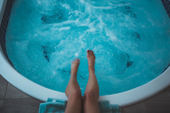 Indoor spa tub