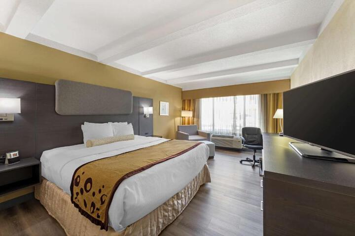 1 King Accessible Roll in Shower Exterior Entrance Microwave, Refrigerator WiFi Full Breakfast (18 of 22)