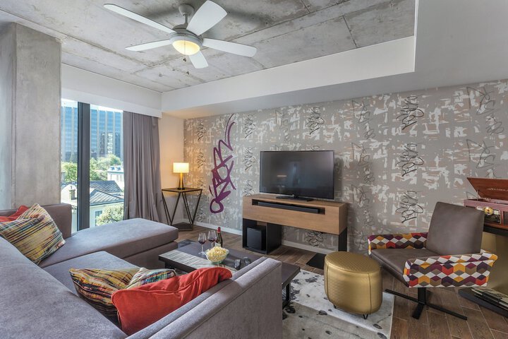 Room 33 of 85