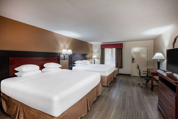 1 King Bed (7 of 17)