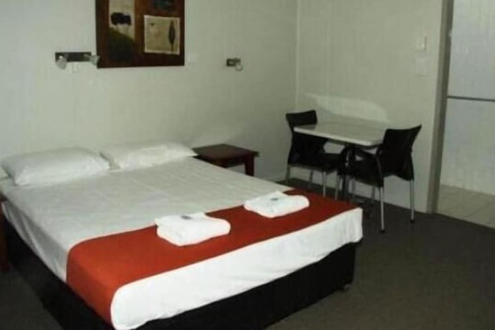 Room 10 of 32