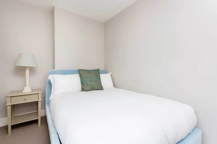 Room 4 of 11