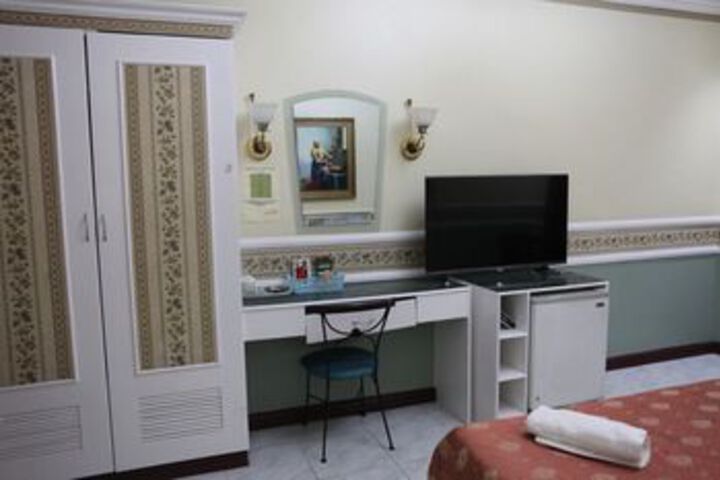 Room 6 of 25