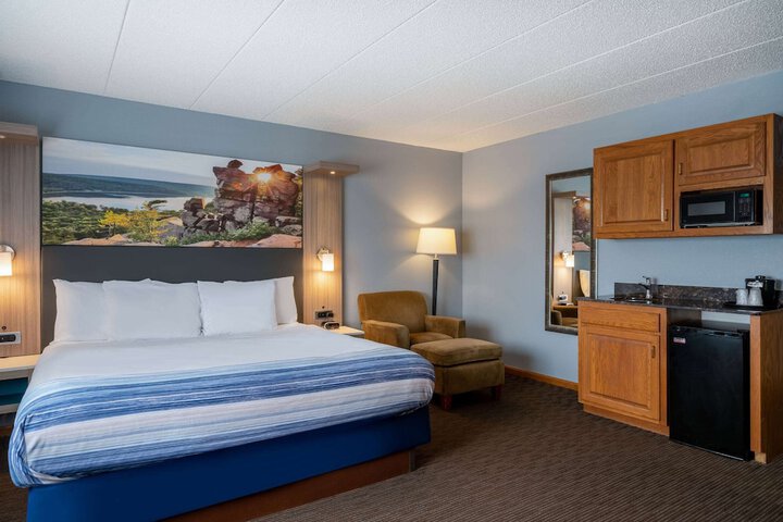 1 King Bed (3 of 17)