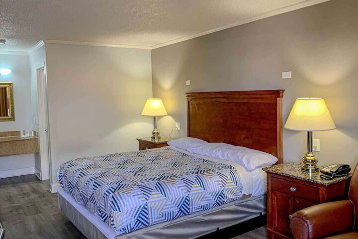 Deluxe Room 1 King Bed (4 of 7)