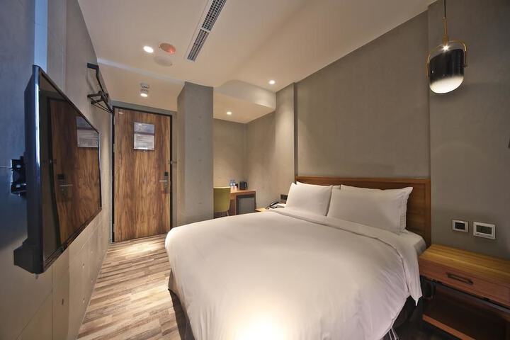 Room 15 of 33