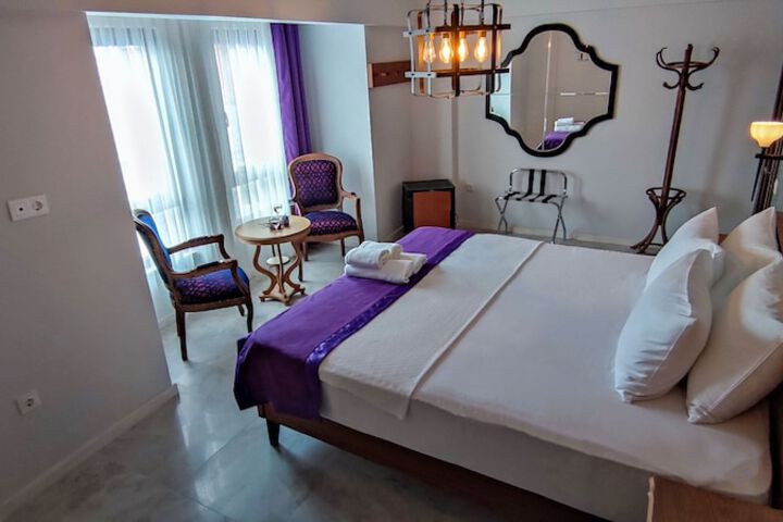 Room 4 of 77