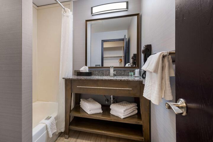 2 Queen Beds Desk Microwave and Refrigerator WiFi (7 of 16)