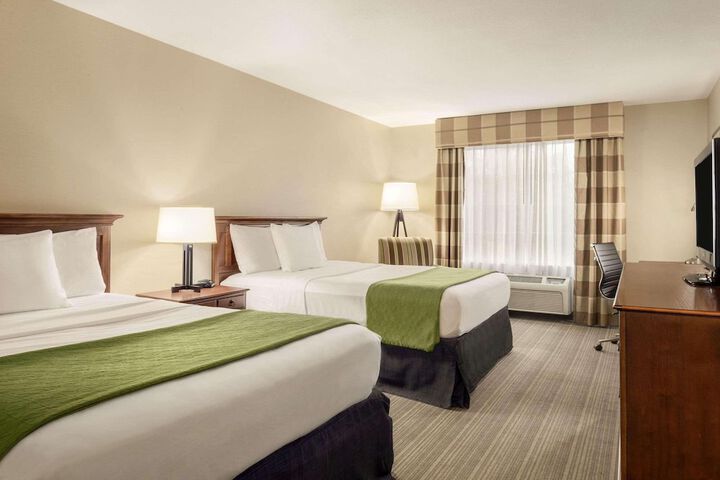 2 Queen Beds (2 of 4)