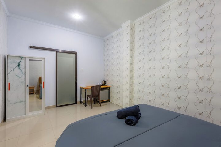 Room 32 of 64