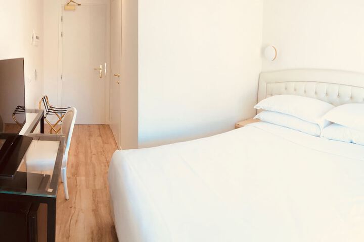 Room 3 of 43