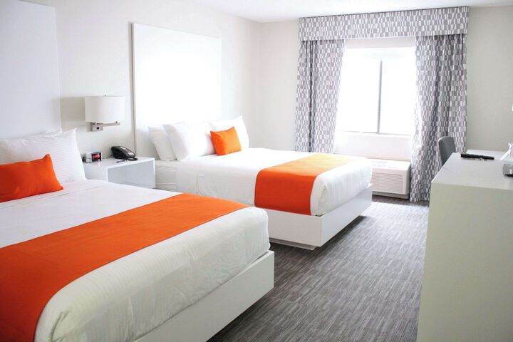 2 Queen Beds (2 of 3)