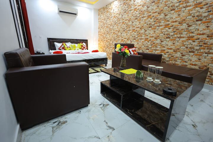 Room 6 of 18