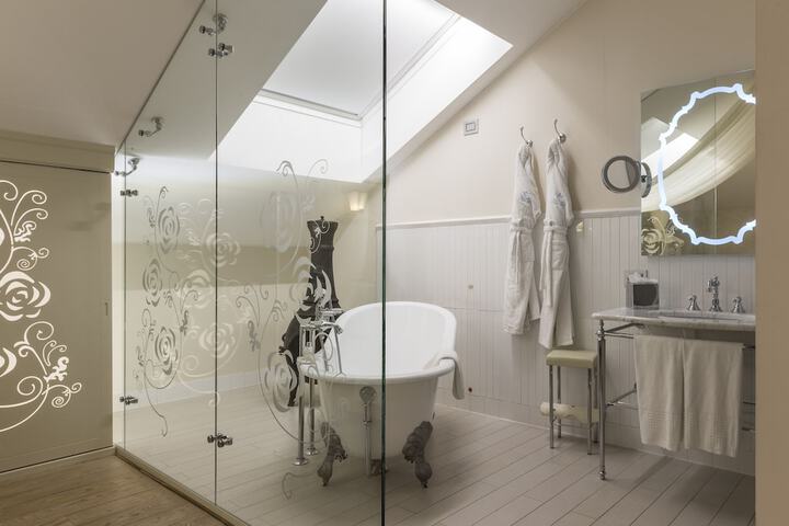 Room 33 of 60