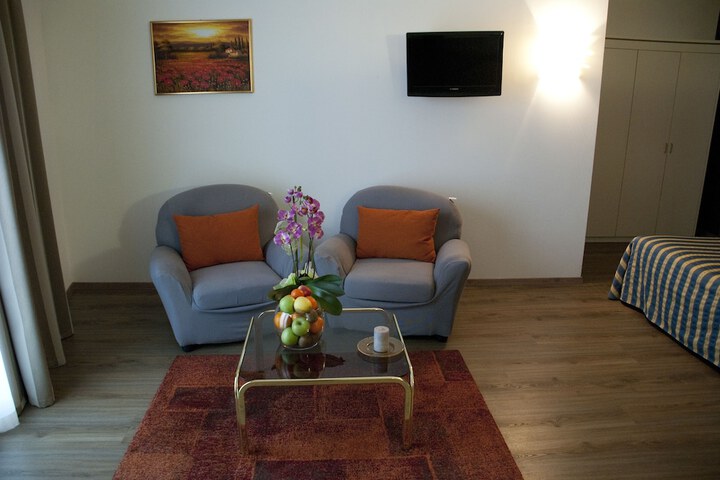 Room 4 of 86