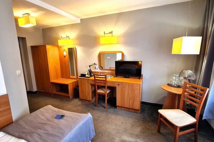 Room 4 of 48