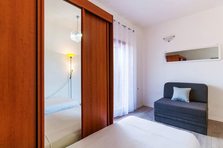 Room 5 of 7