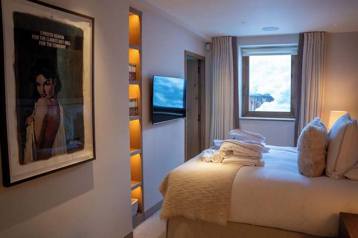 Room 51 of 146