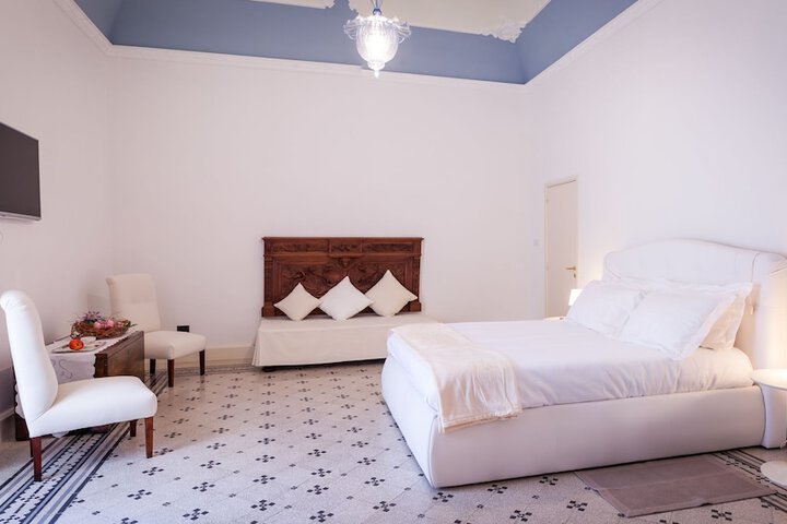 Room 42 of 198