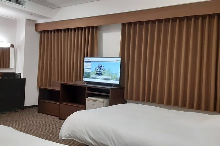 Room 4 of 8